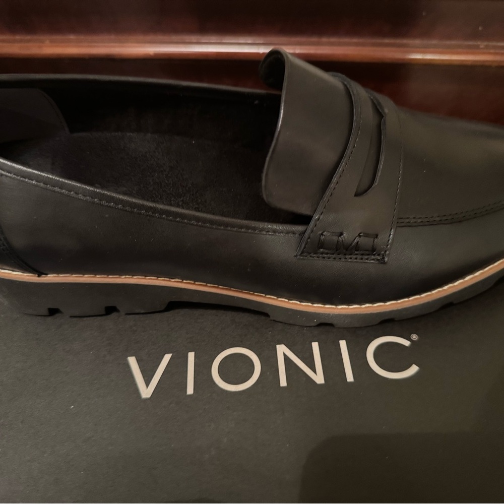 Vionic Women's Black Leather Loafers